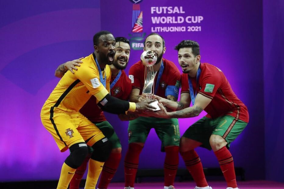 Jogadores de Portugal celebram com o troféu após a vitória do Mundial de Futsal