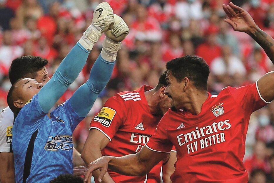 Samuel esteve em destaque e neste lance afasta a bola  de Lucas Veríssimo 