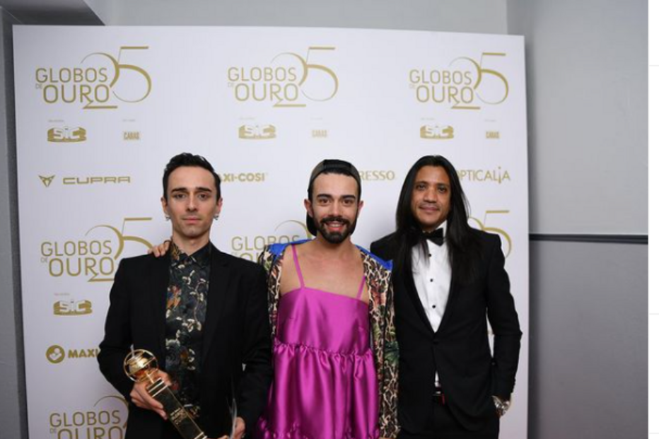 Miguel Raposo, Ricardo Raposo, filhos de Maria João Abreu, e João Soares, marido da atriz, com o prémio