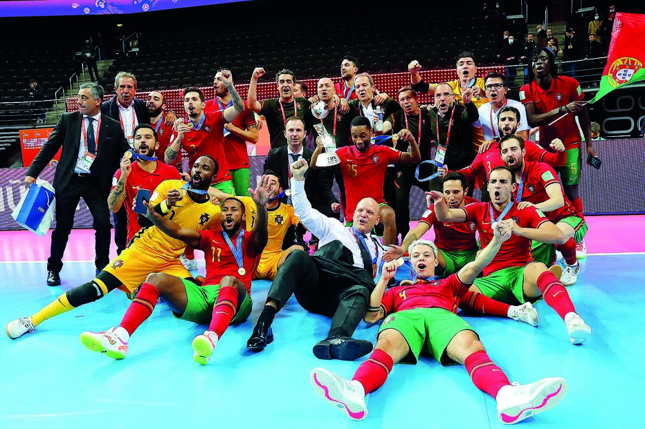 Selecionador e jogadores portugueses festejam, no pavilhão lituano onde decorreu a final, a conquista do troféu 
