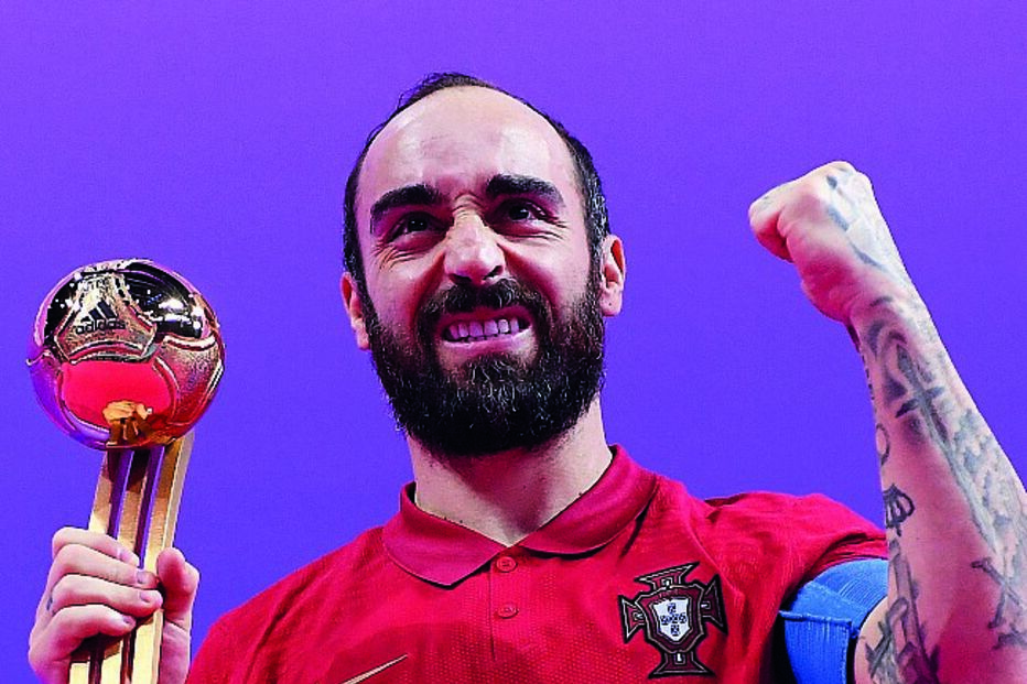 Ricardinho com o troféu de melhor jogador do torneio