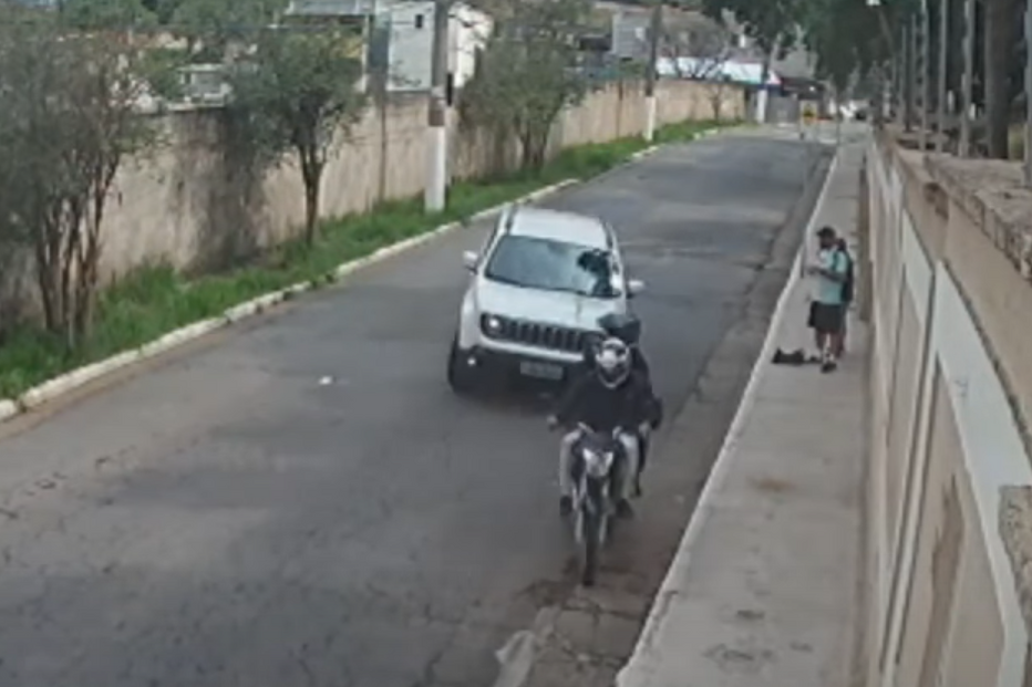 Dupla de assaltantes atropelada por jipe em São Paulo