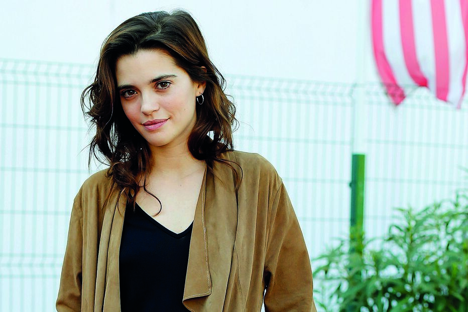 Joana Ribeiro tem 29 anos, é natural de Lisboa  e participou em novelas como ‘Poderosas’, ‘Paixão’ e ‘Dancin’ Days’. No cinema, referência para a sua presença em ‘O Homem Que Matou Dom Quixote’ e  ‘Infinite’, entre outros.n