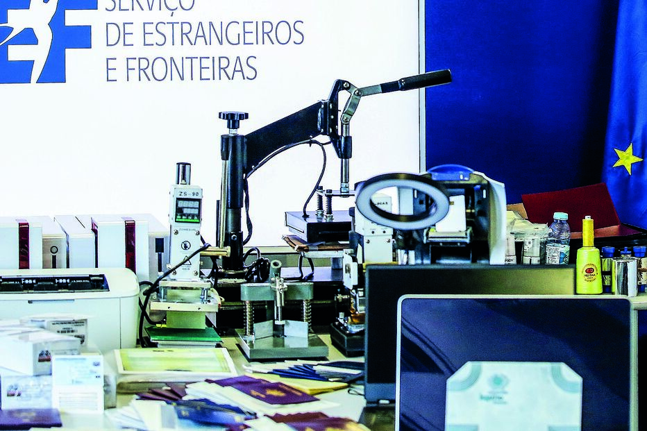 SEF mostrou, há pouco mais de um ano, o material apreendido à rede de falsificadores que permitiu a entrada em Portugal de imigrantes ilegais 