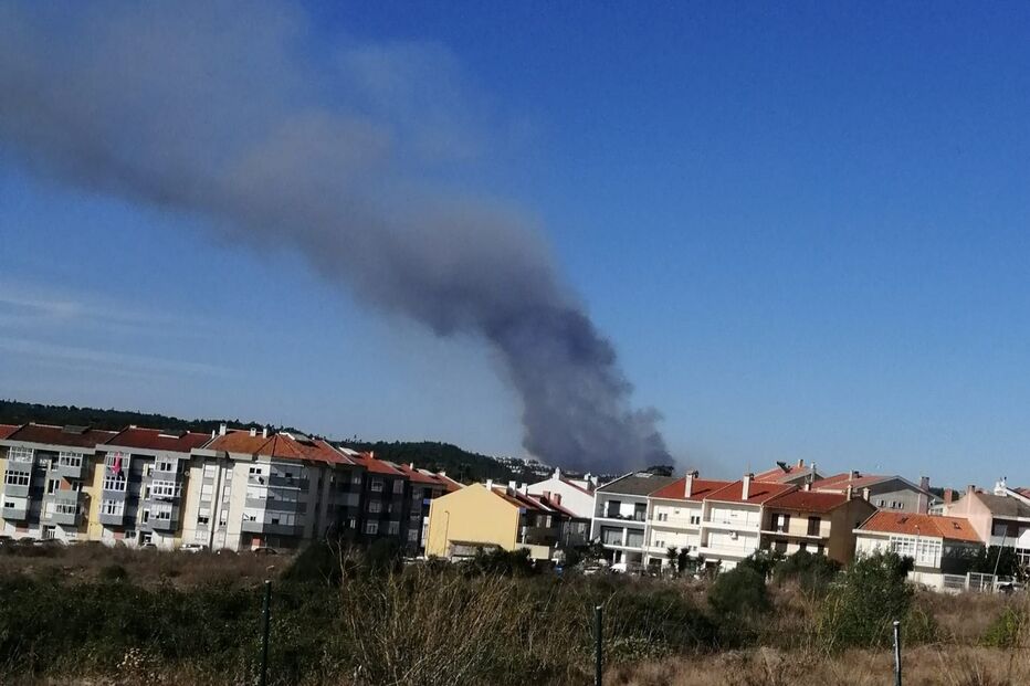 Quatro meios aéreos combatem chamas em Almargem do Bispo, em Sintra
