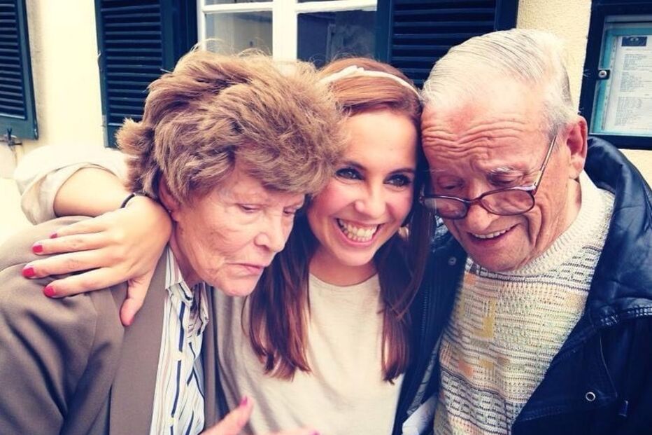 Tânia Ribas de Oliveira com os avós