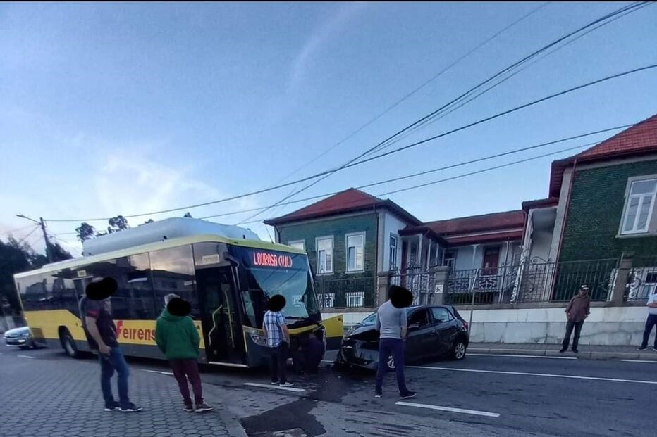 Homem ferido em colisão entre dois carros na Feira