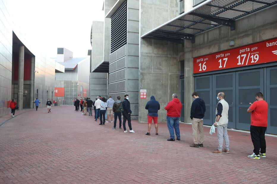 Sócios do Benfica na fila para votar