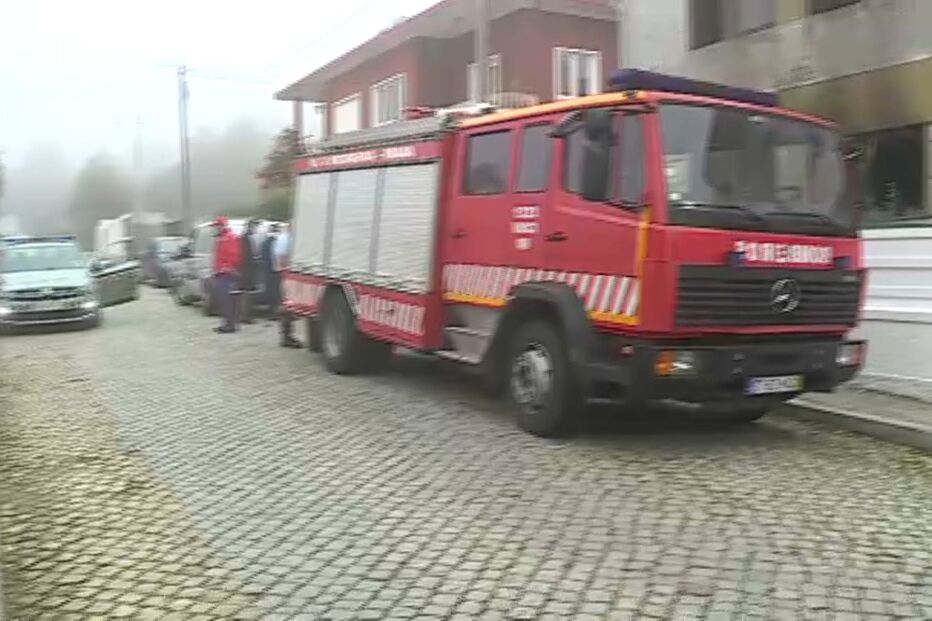 Cigarro mal apagado mata mãe e filho em casa na Maia