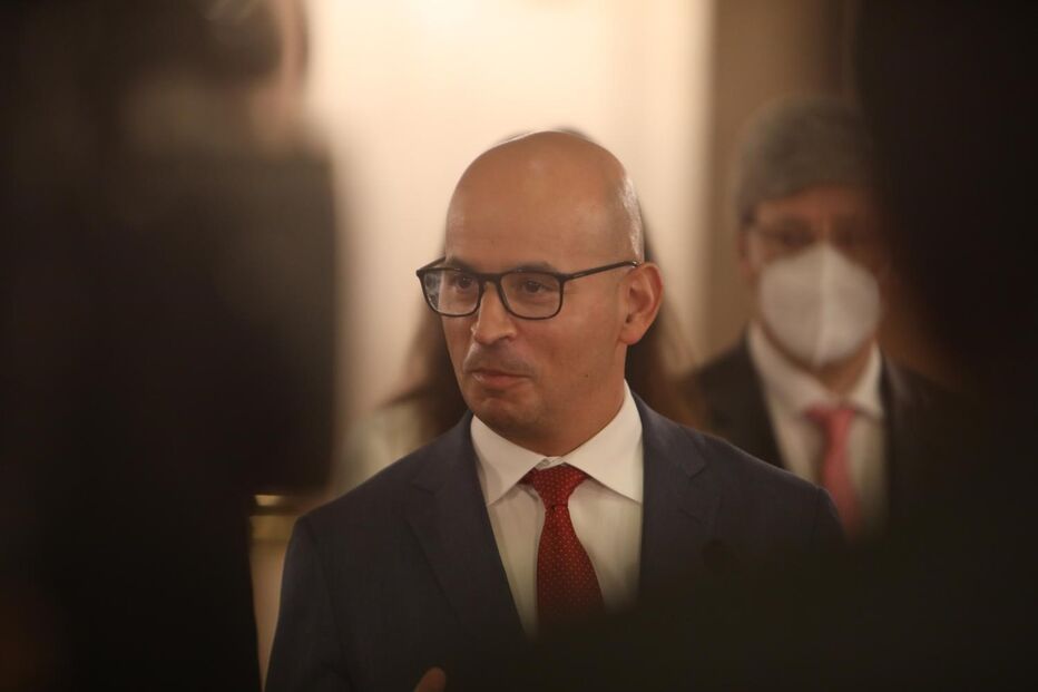 João Leão entregou o Orçamento do Estado para 2022 no Parlamento