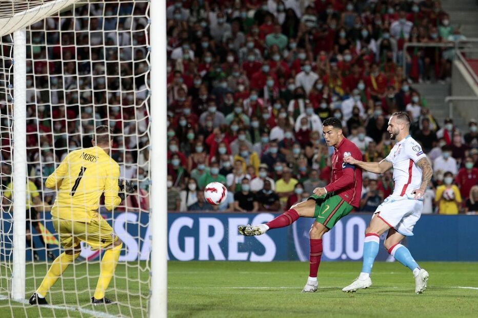 Remate de Cristiano Ronaldo no jogo de Portugal frente ao Luxemburgo