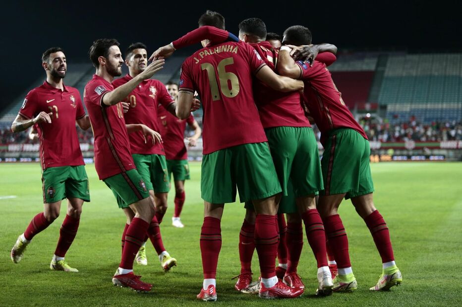 Os jogadoeres abraçam-se para festejar o golo no Jogo de Portugal frente ao Luxemburgo