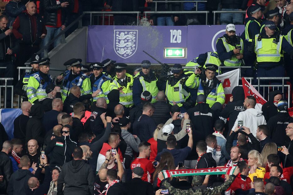 Confrontos em Wembley durante o jogo de Inglaterra frente à Hungria