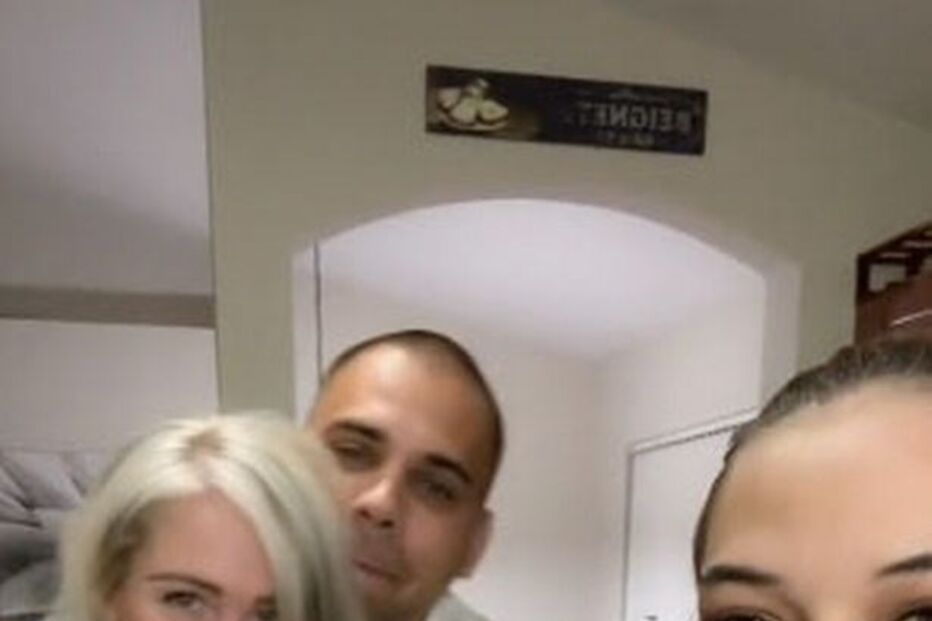 Mulher partilha o marido para sexo com a mãe e com a irmã