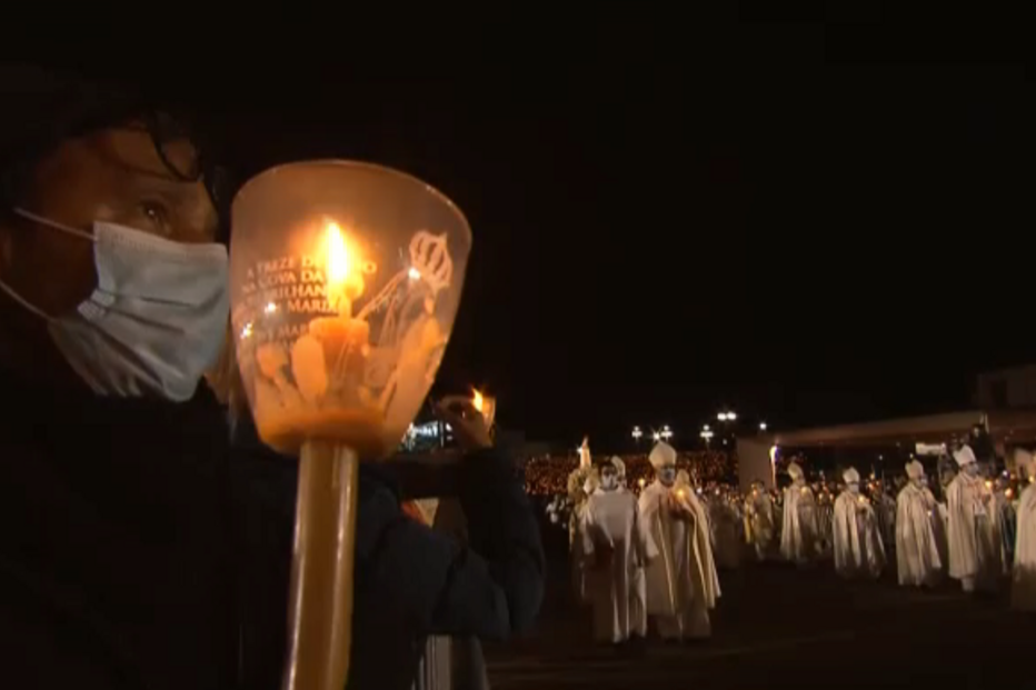 Milhares de peregrinos na procissão das velas no santuário de Fátima