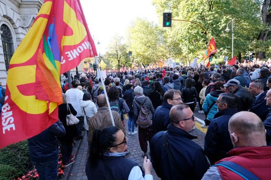 Trabalhadores italianos protestam contra obrigatoriedade do passe Covid