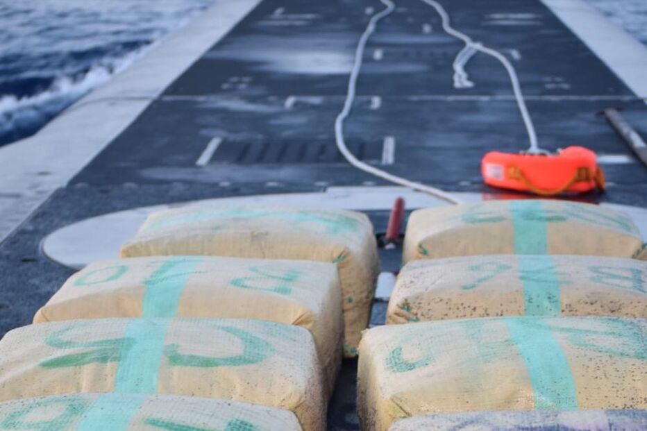 Droga encontrada à deriva em Olhão pelo submarino da Marinha Tridente