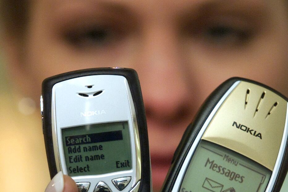 Modelos de telemóveis 8310 (E) e 6310 (D) da Nokia