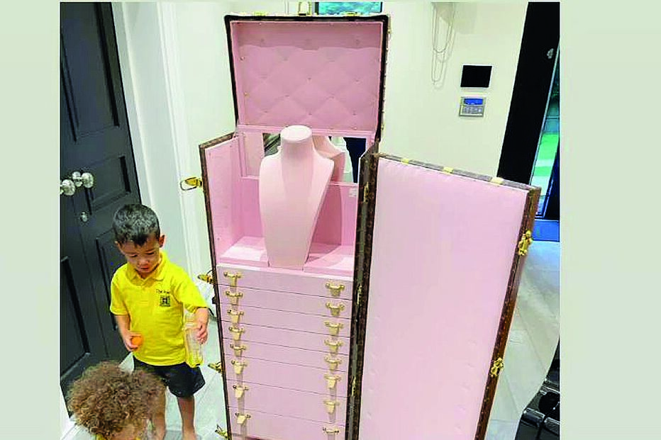 Publicação de Georgina a mostrar a prenda que CR7 lhe ofereceu