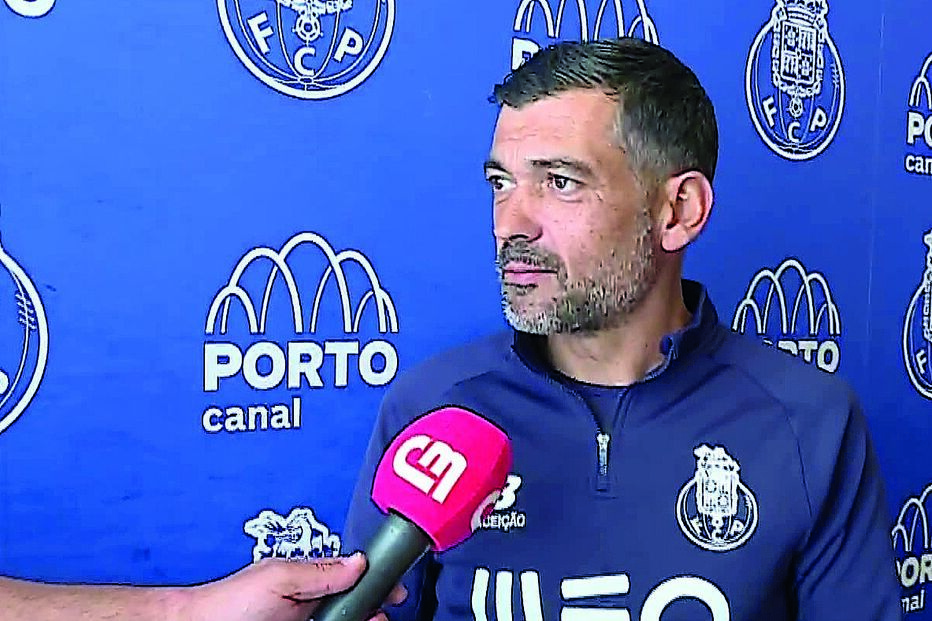 Sérgio Conceição recebe troféu Sexy Sport