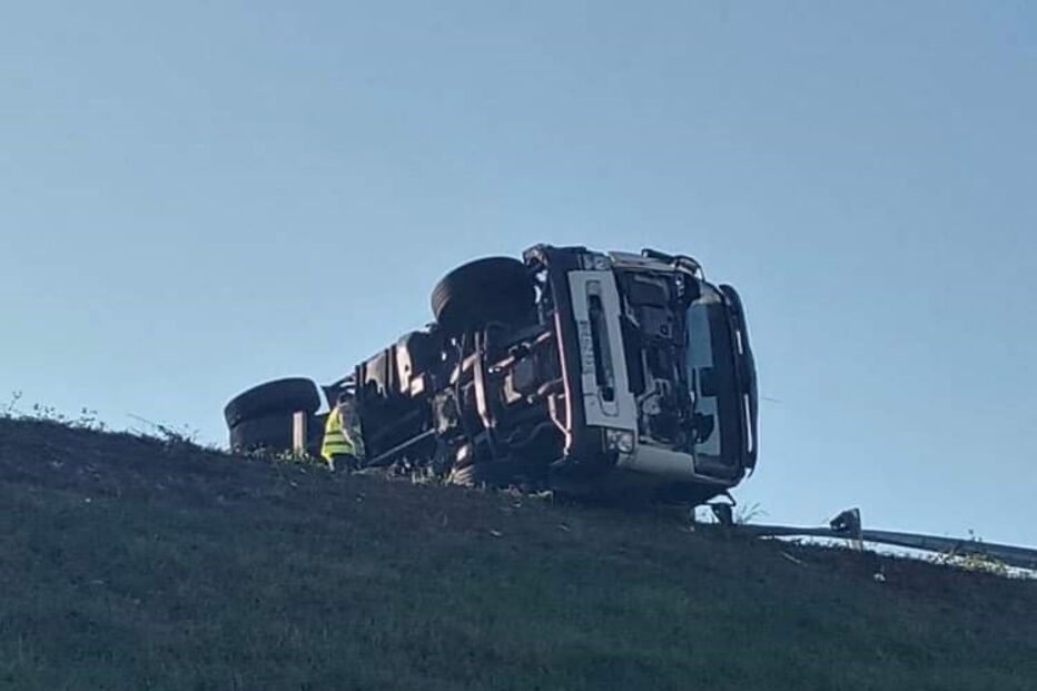 Três feridos em despiste de camião na A28 em Vila do Conde 