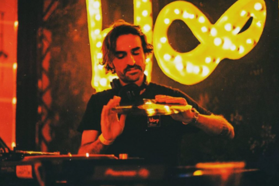 DJ Magazino volta 'aos pratos' no meio de 