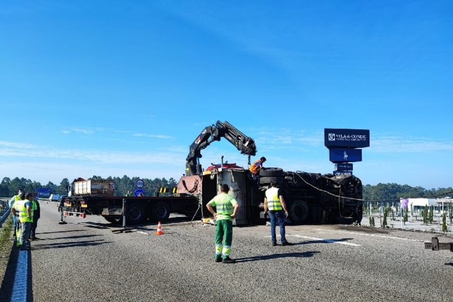 Três feridos em despiste de camião na A28 em Vila do Conde 