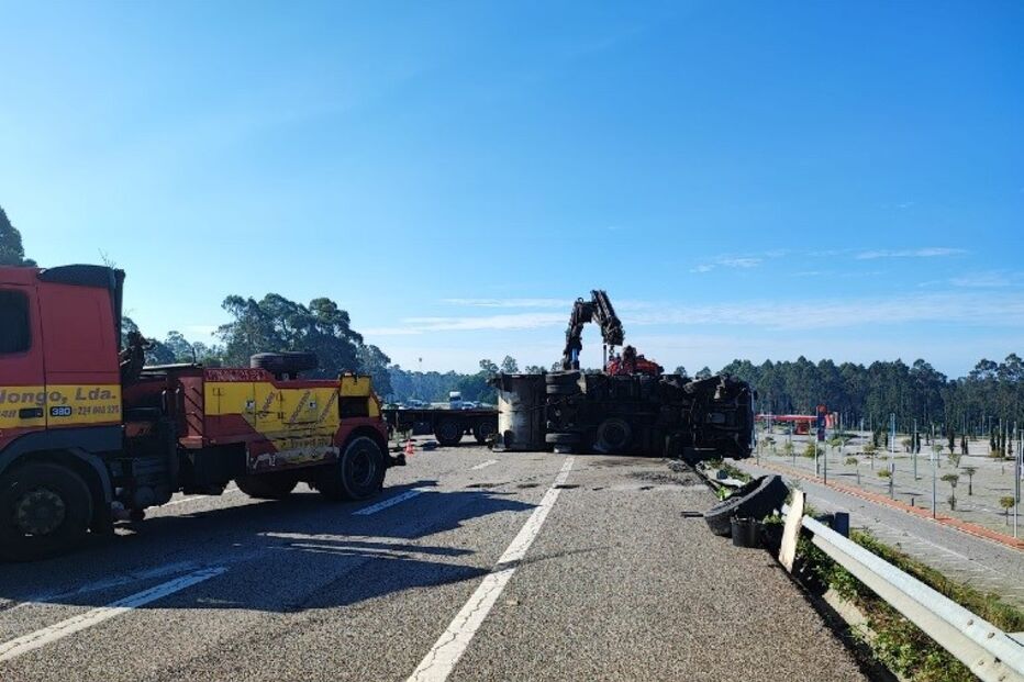 Três feridos em despiste de camião na A28 em Vila do Conde 