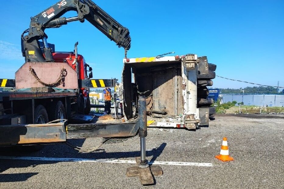 Três feridos em despiste de camião na A28 em Vila do Conde 