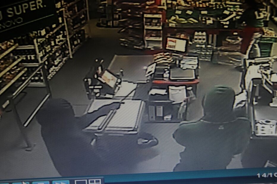 Estudantes universitários armados assaltam restaurante e supermercado 