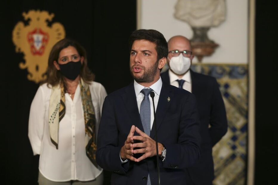 Presidente do CDS-PP, Francisco Rodrigues dos Santos, fala aos jornalistas à saída de uma audiência com o Presidente da República