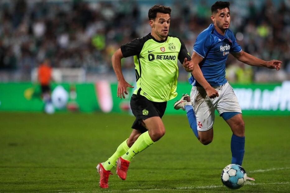 Jogador do Belenenses, César Bjpa (D), em ação com o jogador do Sporting, Pedro Gonçalves, durante o jogo de futebol da 3ª eliminatória da Taça de Portugal