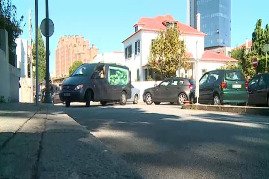 Familiares e amigos no último adeus a jovem morto junto a discoteca no Porto