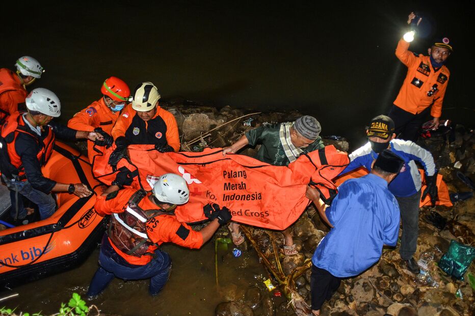 Onze estudantes morrem afogados durante visita de estudo em rio da Indonésia	