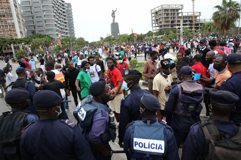 Milhares marcham em Luanda gritando 