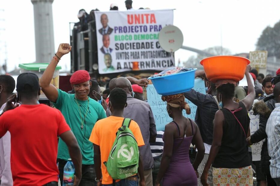 Milhares marcham em Luanda gritando 