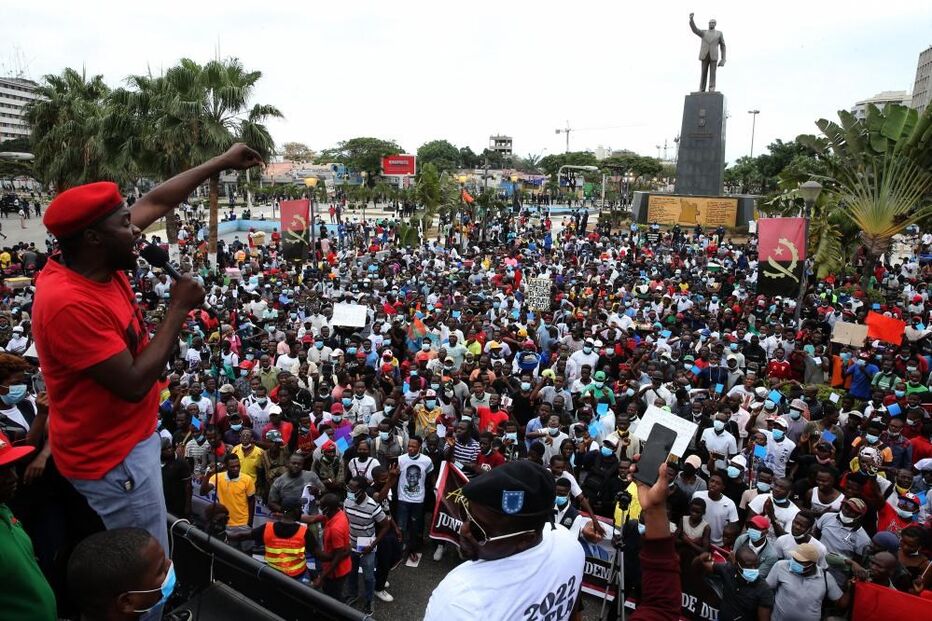 Milhares marcham em Luanda gritando 