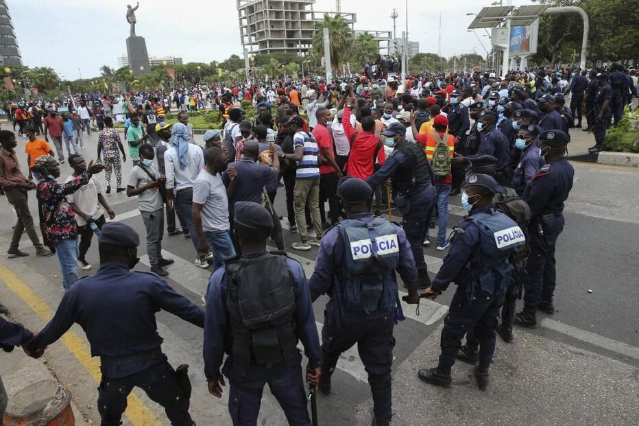 Milhares marcham em Luanda gritando 