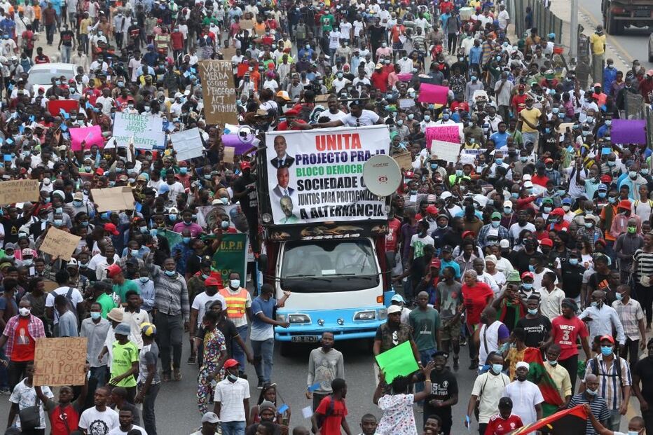 Milhares marcham em Luanda gritando 