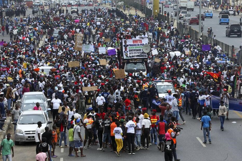 Milhares marcham em Luanda gritando 