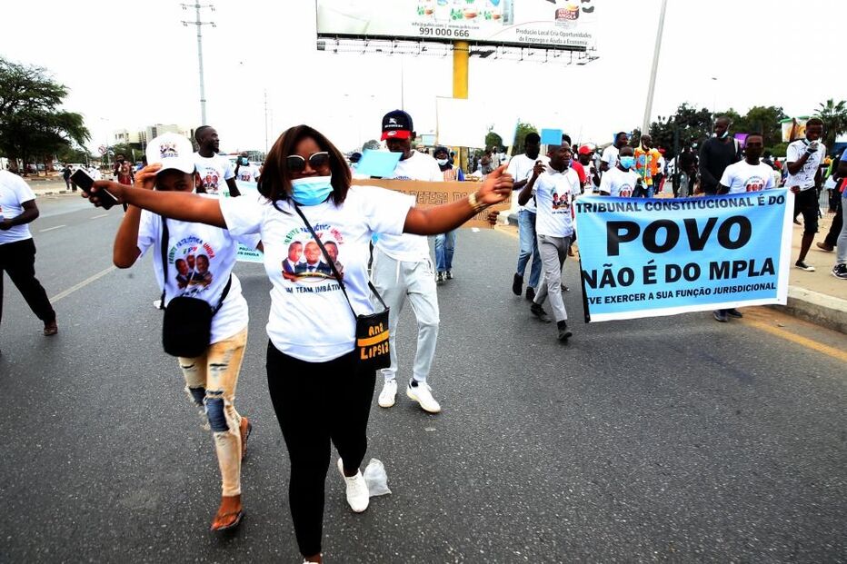 Milhares marcham em Luanda gritando 
