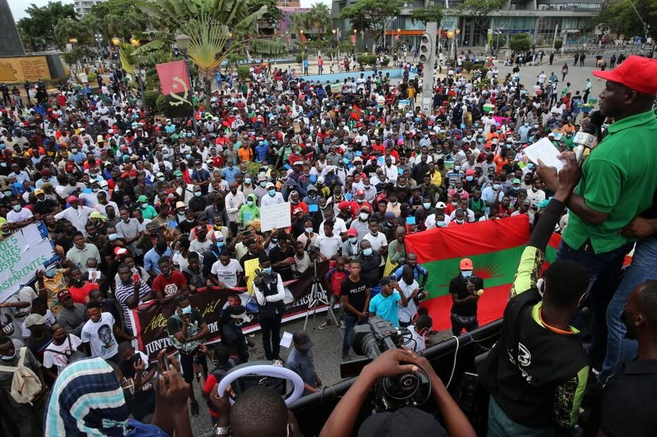 Milhares marcham em Luanda gritando 
