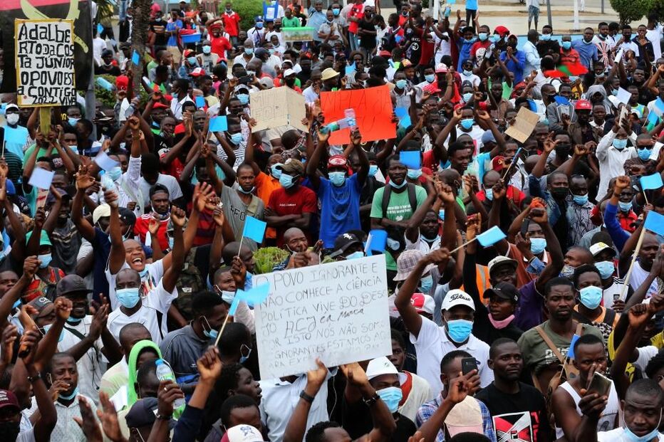 Milhares marcham em Luanda gritando 