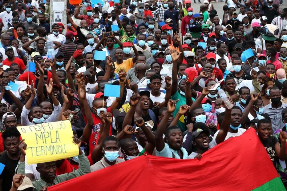 Milhares marcham em Luanda gritando 