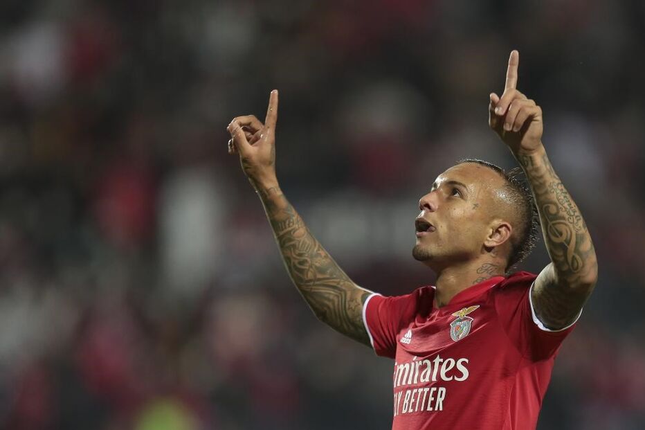 Everton festeja golo