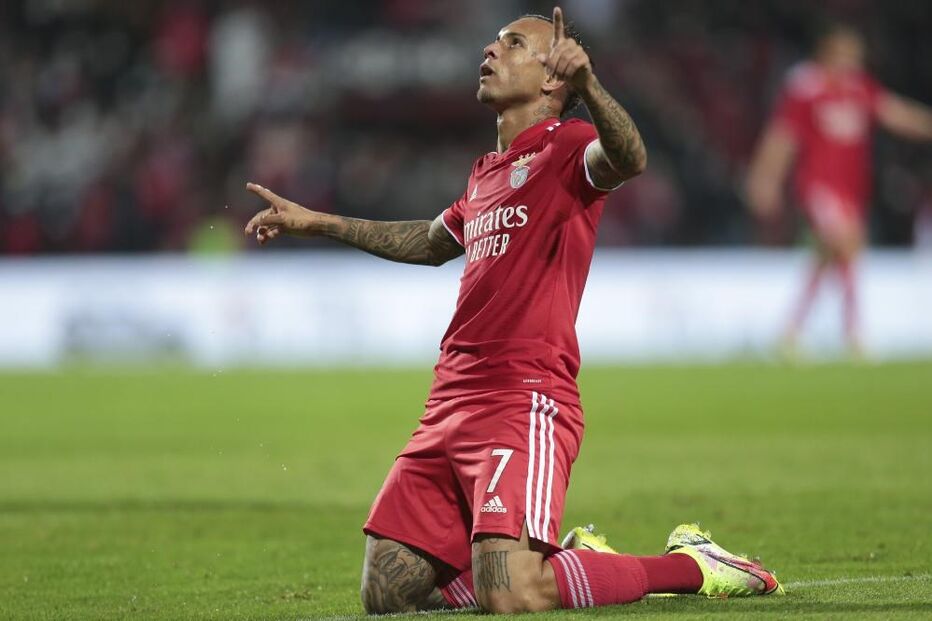 Everton festeja golo