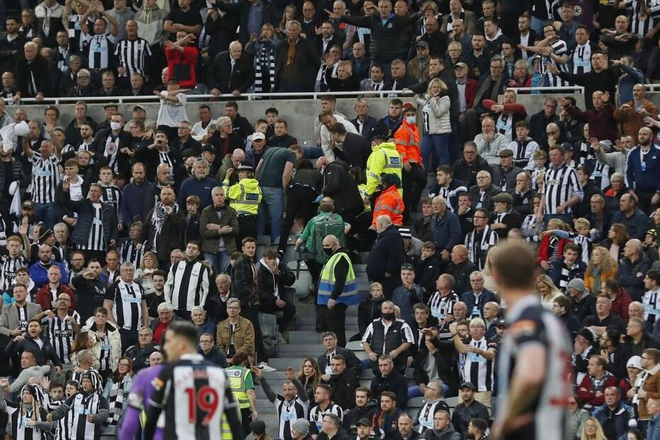 Adepto sente-se mal nas bancadas durante jogo entre Newcastle e Tottenham