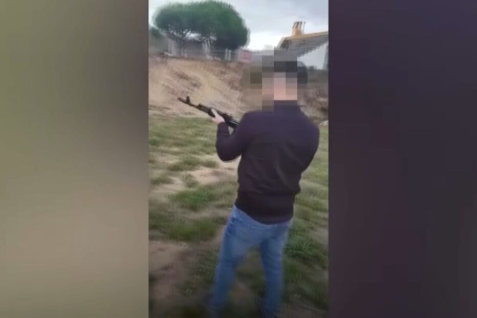 Filmam-se a disparar com metralhadora que veio pelo correio