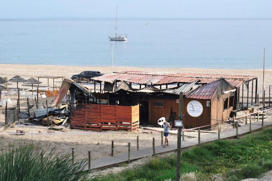 Incêndio destrói bar na praia do Ouro em Sesimbra