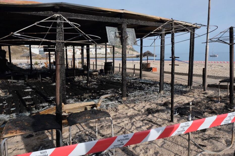 Incêndio destrói bar na praia do Ouro em Sesimbra